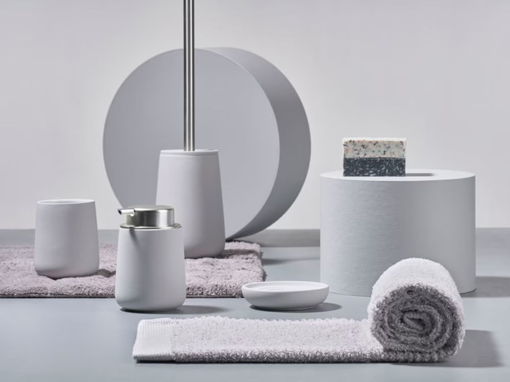 Série Zone Denmark Nova en gris clair avec brosse WC, distributeur de savon et gobelet