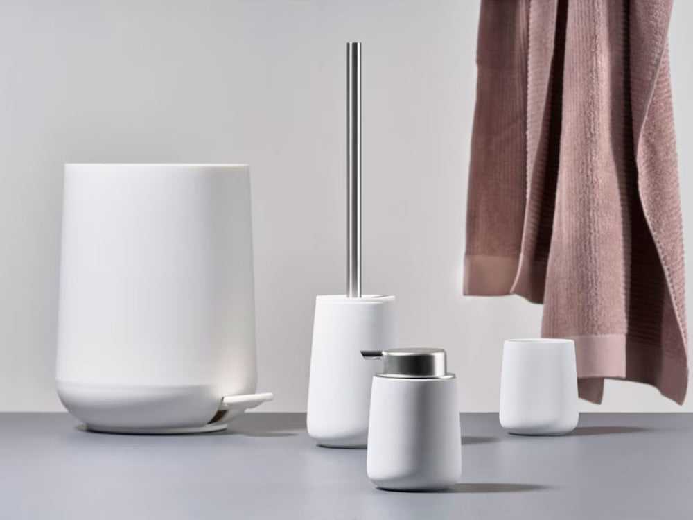 Zone Denmark Nova Serie in Weiss: Treteimer, Toilettenbürste, Seifenspender und Zahnputzbecher