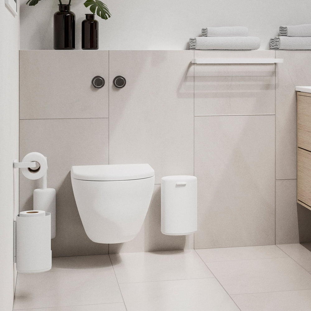 Série de salle de bain Zone Denmark Rim en blanc, accessoires au mur à côté des WC