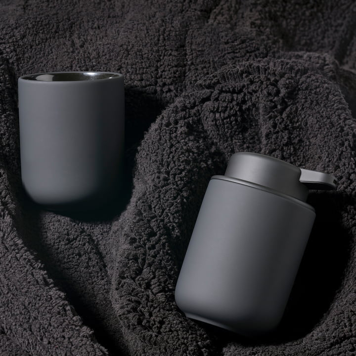Zone Denmark Seifenspender Ume 250 ml mit Becher auf dunklem Frottiertuch