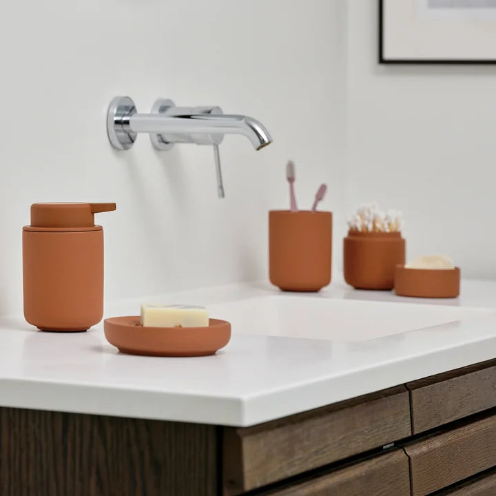 Zone Denmark Seifenspender Ume 250 ml, Terracotta, mit Becher und Seifenschale am Waschtisch