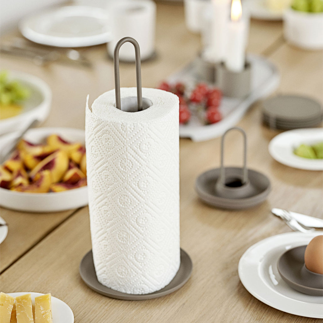 Zone Denmark Singles Küchenrollenhalter, Taupe mit Küchenrolle auf dem Holztisch