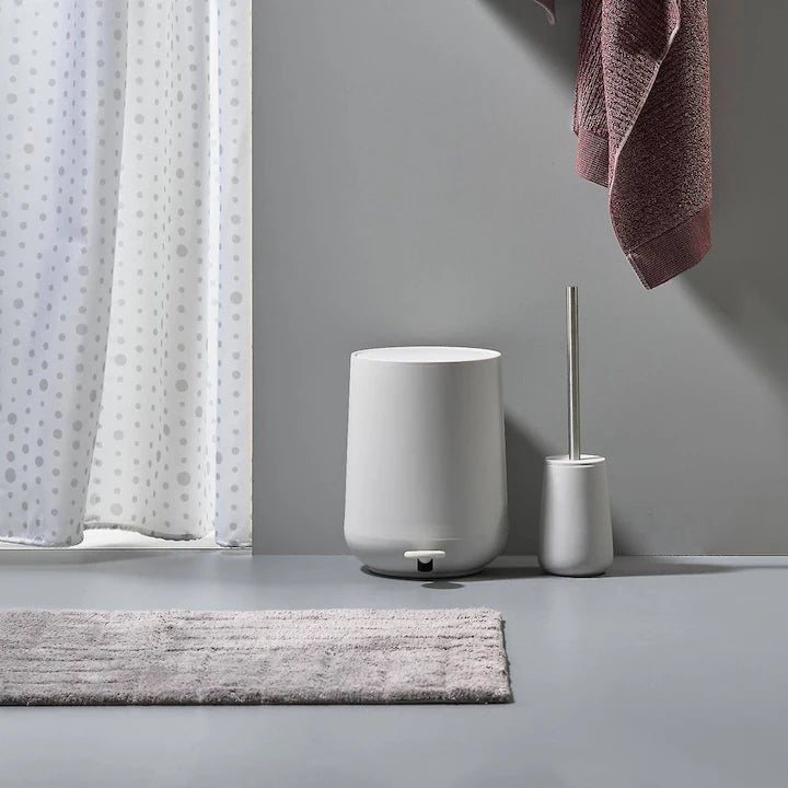 Zone Denmark Toilettenbürste Nova und Treteimer Nova in Hellgrau im Badezimmer mit Duschvorhang