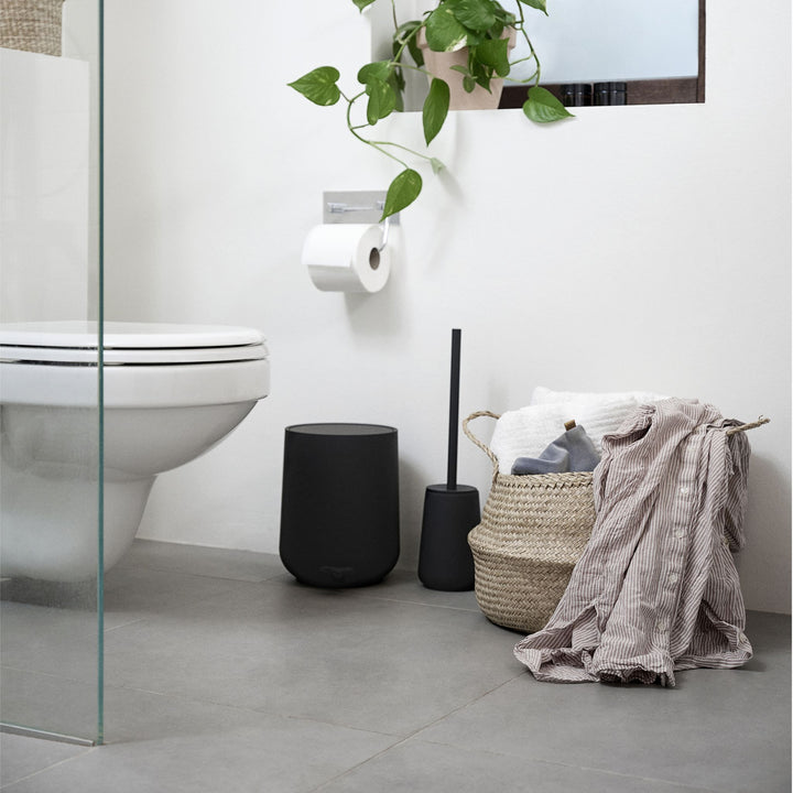 Zone Denmark Toilettenbürste Nova One, Schwarz neben dem WC