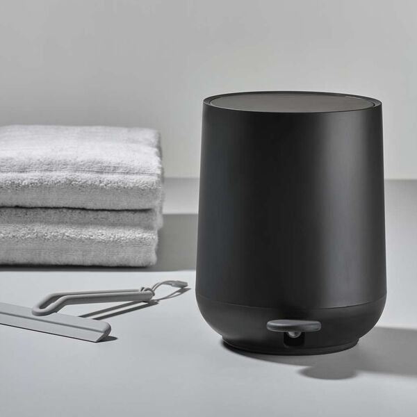 Zone Denmark Treteimer Nova 5 l, Schwarz, neben Handtüchern und Duschabzieher