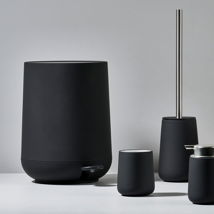 Zone Denmark Treteimer Nova in Schwarz mit Toilettenbürste, Zahnputzbecher und Seifenspender der Nova Serie