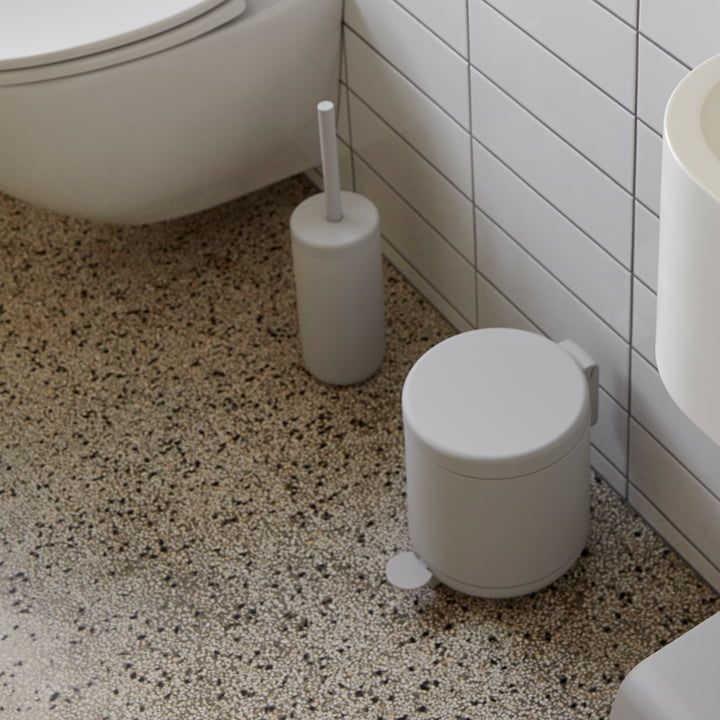 Zone Denmark Treteimer Ume und Toilettenbürste Ume in Hellgrau auf Terrazzoboden