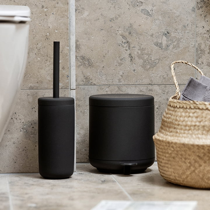 Zone Denmark Treteimer Ume und Toilettenbürste Ume in Schwarz neben dem WC mit Korb