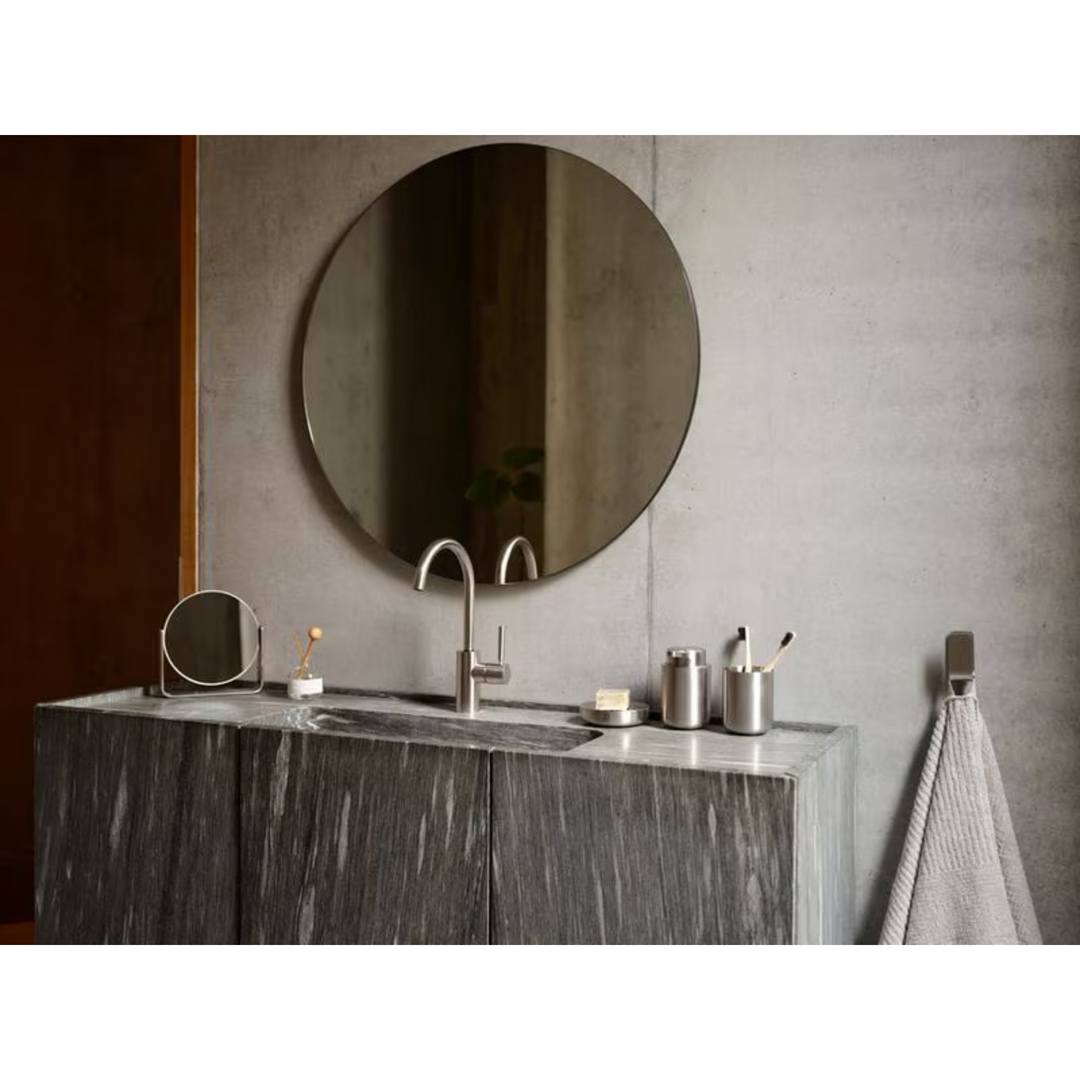 Zone Denmark Ume Badaccessoires aus Edelstahl neben Waschbecken im modernen Badezimmer