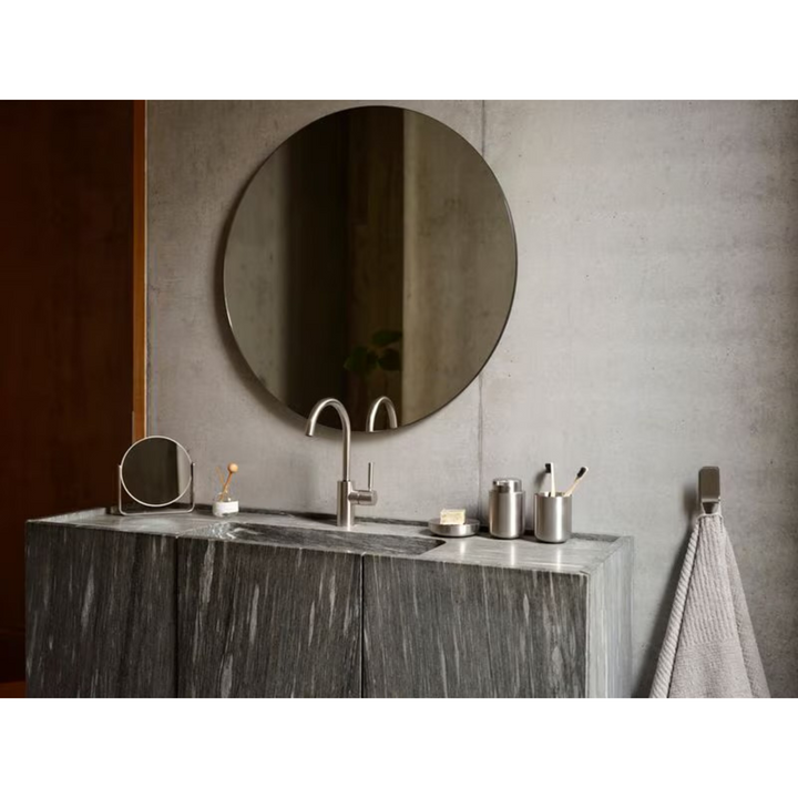 Zone Denmark Ume Badaccessoires aus Edelstahl neben Waschbecken im modernen Badezimmer