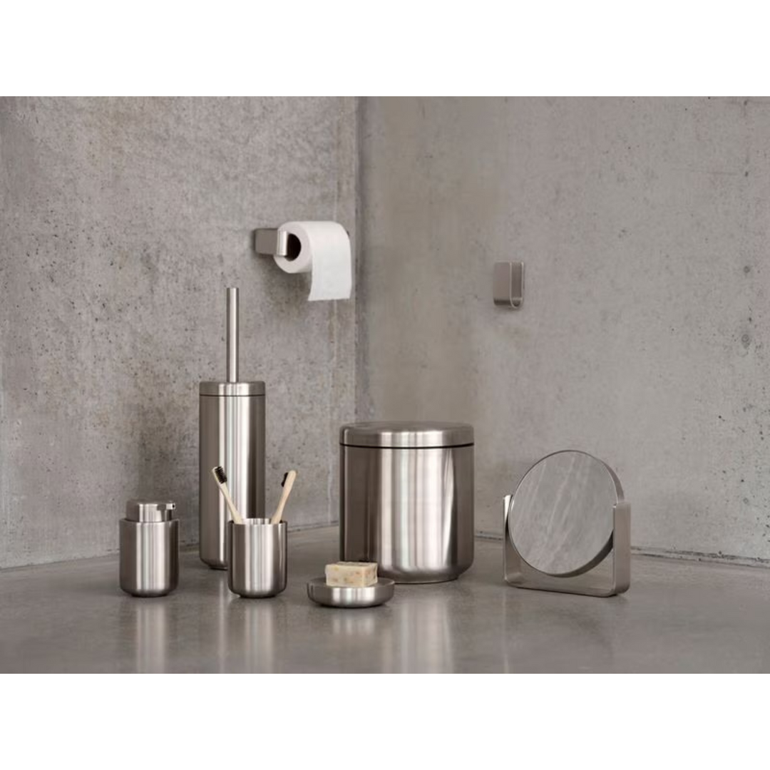 Zone Denmark Ume Badaccessoires Set aus Edelstahl mit Seifenspender und WC Bürste im Badezimmer