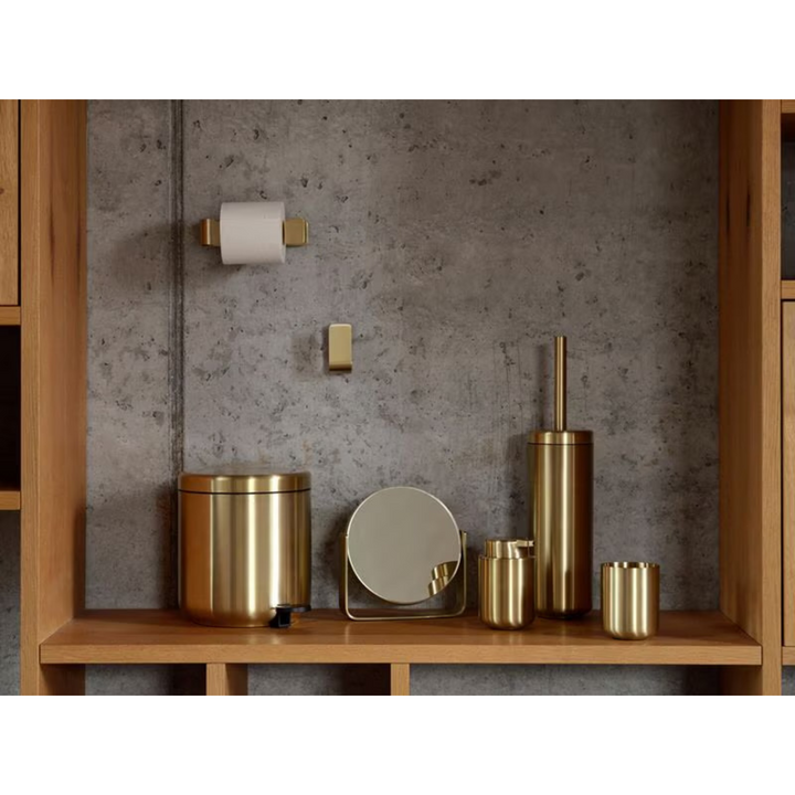 Zone Denmark Ume Badaccessoires Set in Messing Gold auf Holzregal im modernen Badezimmer