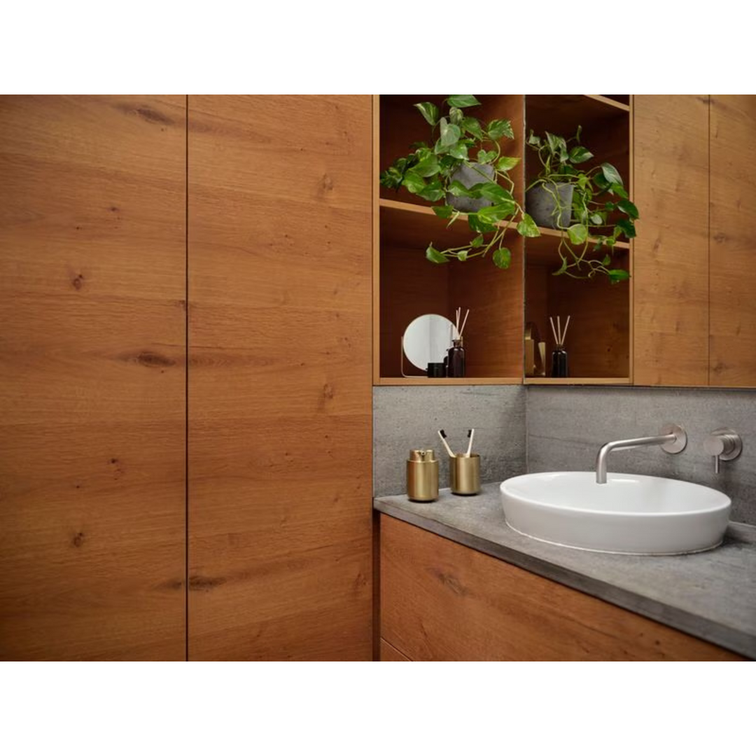 Zone Denmark Ume Badaccessoires in Gold im modernen Badezimmer mit Holz und Waschbecken