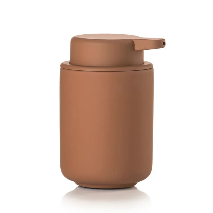 Zone Denmark Ume Seifenspender 250 ml in Terracotta – stilvoller Seifenspender aus Steingut mit Soft-Touch Finish