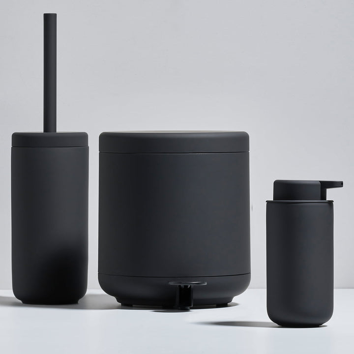 Zone Denmark Ume Serie in Schwarz: Toilettenbürste, Treteimer und Seifenspender